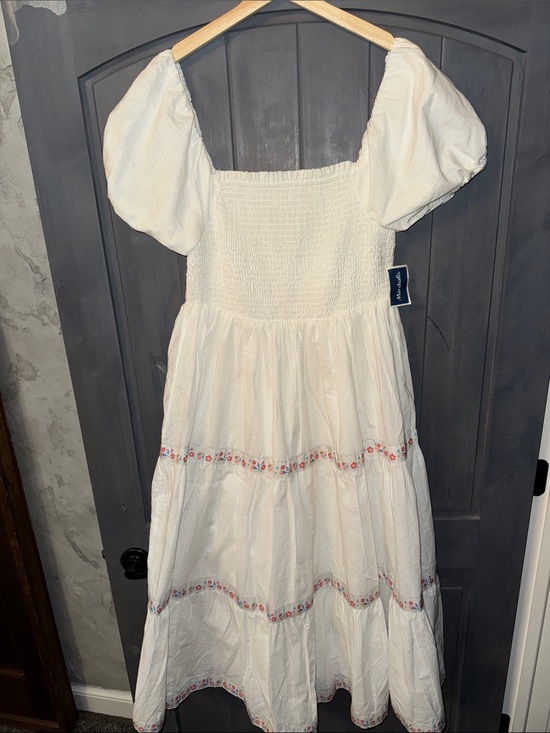 Rachel Zoe Dresses & Skirts - NEW Rachel Zoe White Tiered Puff Sleeve Dress with Floral Trim